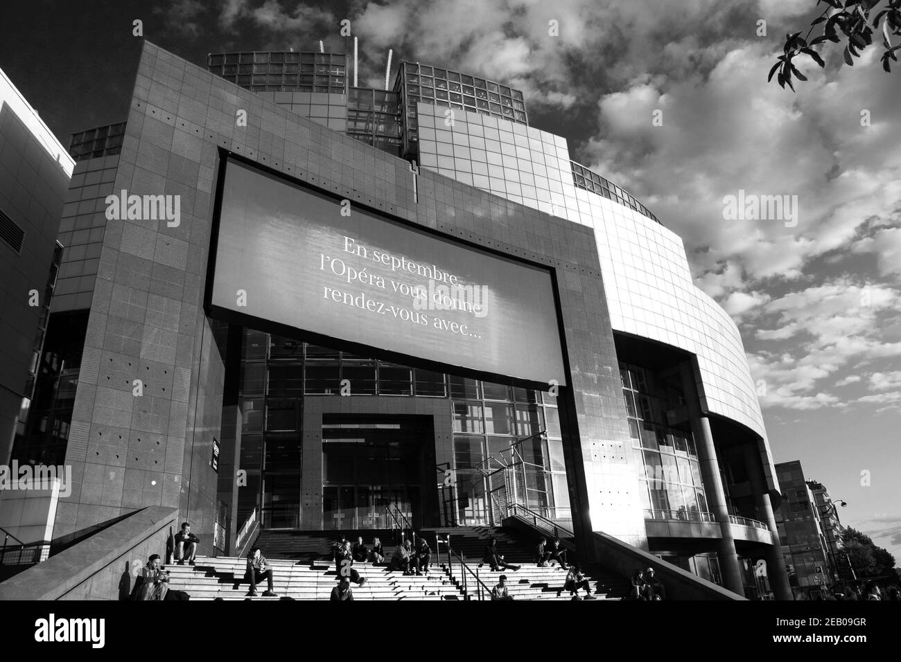 PARIS, FRANCE - 8 SEPTEMBRE 2019 : nouvelle saison à l'Opéra Bastille (répertoire et promotions projetés sur grand écran sur façade). Photo noir et blanc Banque D'Images