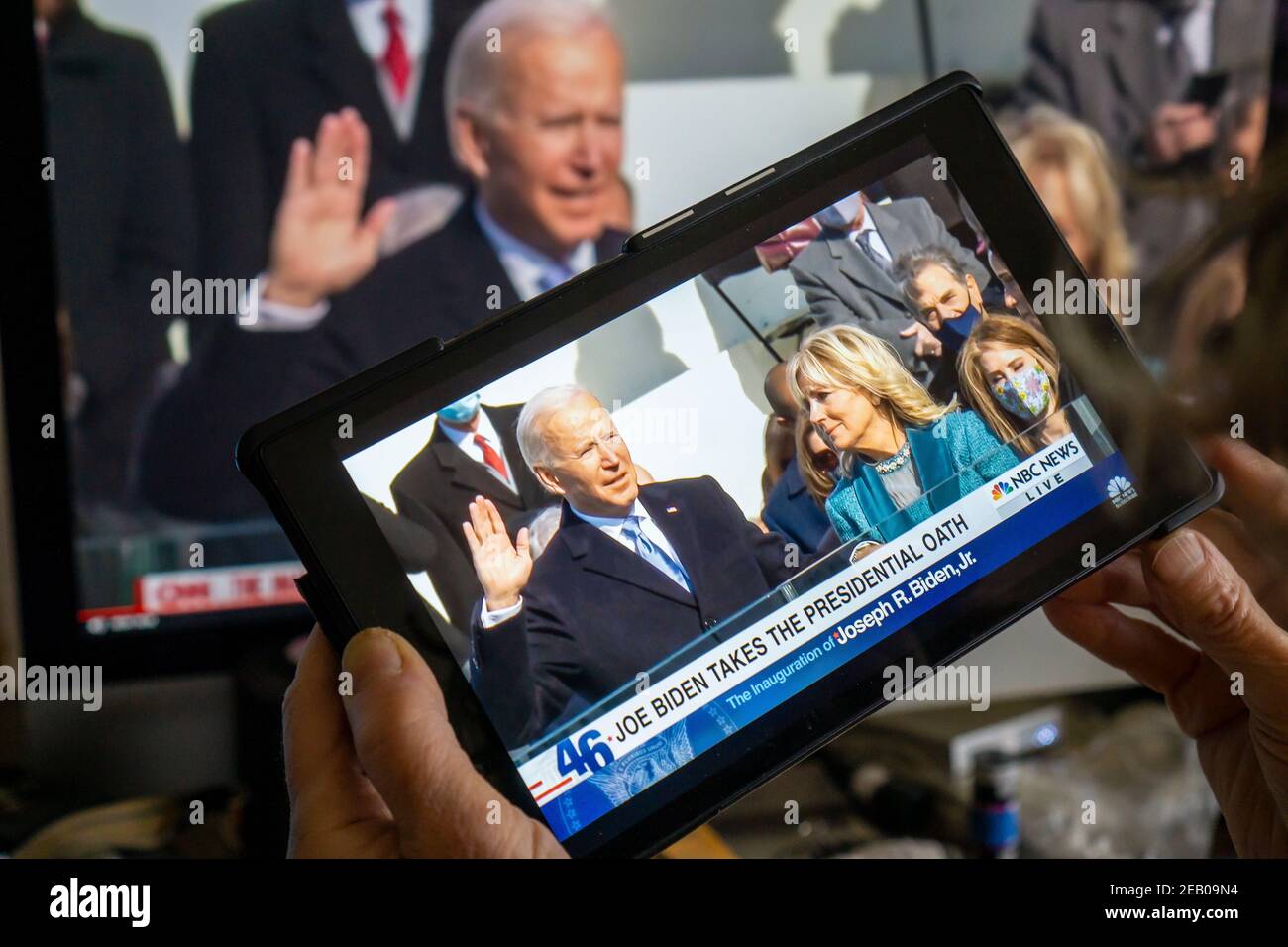 Une femme regarde la présentation en continu de l'inauguration du 46e président Joseph Biden et du vice-président Kamala Harris le mercredi 20 janvier 2021. (© Richard B. Levine) Banque D'Images