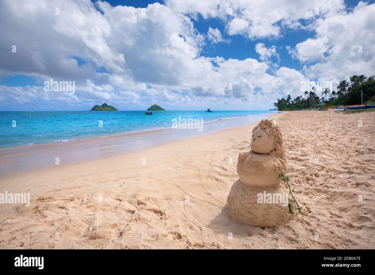 Femme de sable sur la plage de Lanikai et les îles Mokulua, O'ahu, Hawai'i Banque D'Images