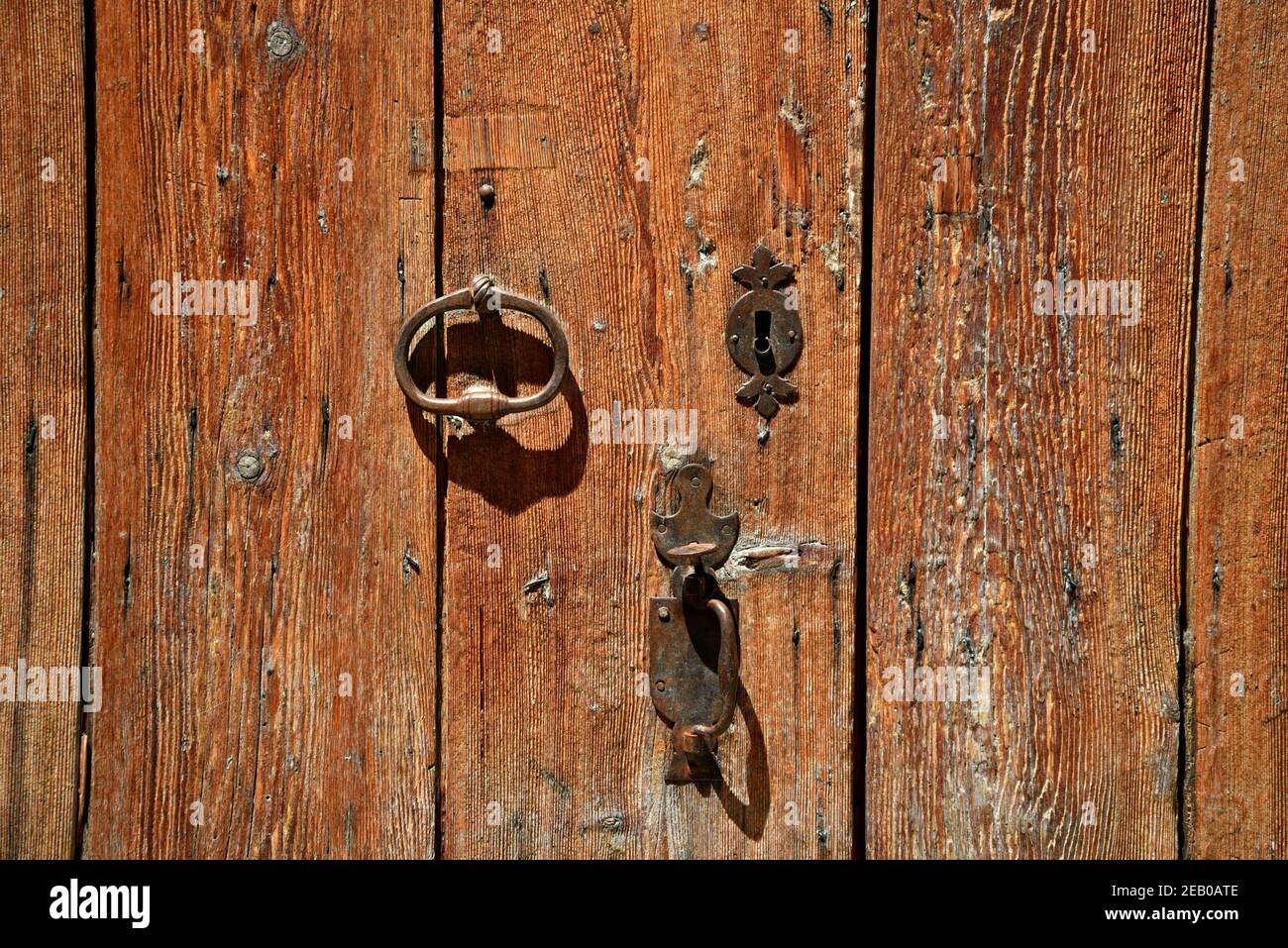 Ancienne porte en bois patiné avec poignée de porte en laiton et fermeture  à serrure dans le village médiéval d'Oppède-le-Vieux, Vaucluse Provence,  France Photo Stock - Alamy
