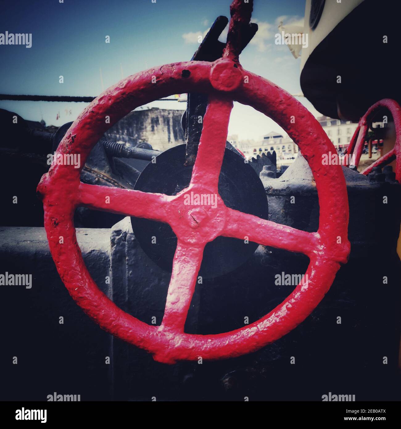 Gros plan d'un volant de voiture rouge vintage Banque D'Images
