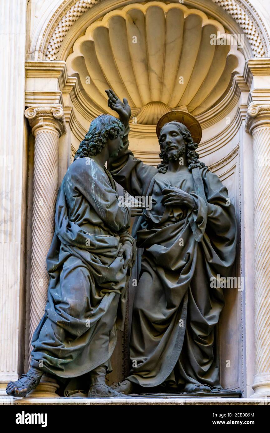 Vue sur les statues du Christ et de Saint Thomas par Andrea del Verrocchio, à l'extérieur de l'église Orsanmichele à Florence, en Italie Banque D'Images