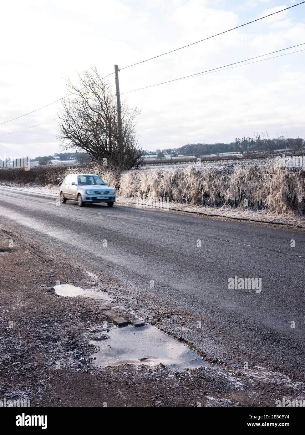 Route rurale glacée dans la campagne anglaise Banque D'Images