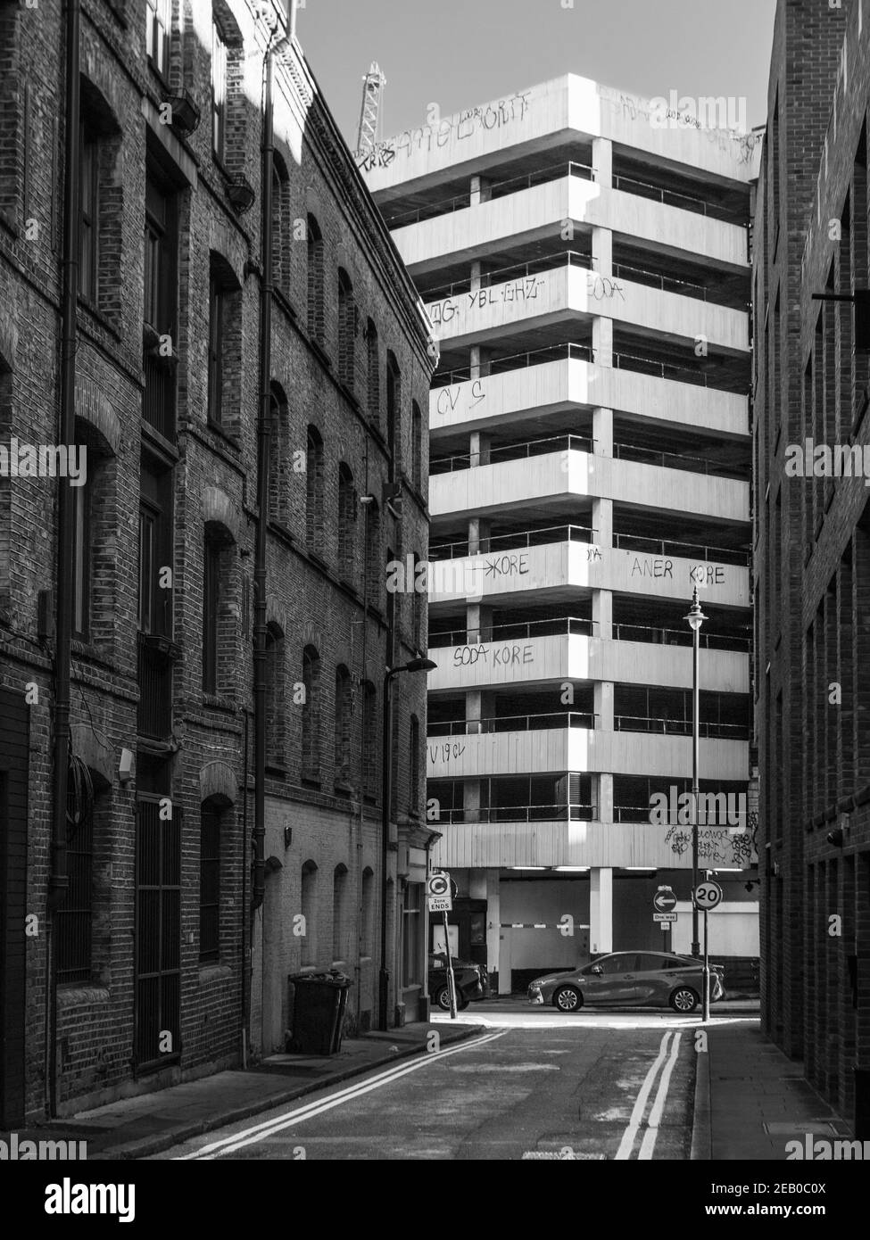 Vue de l'arrière-rue sur Christina Street à Shoreditch, Londres vers l'arrière du lavage de voiture américain et le parking de plusieurs étages Banque D'Images