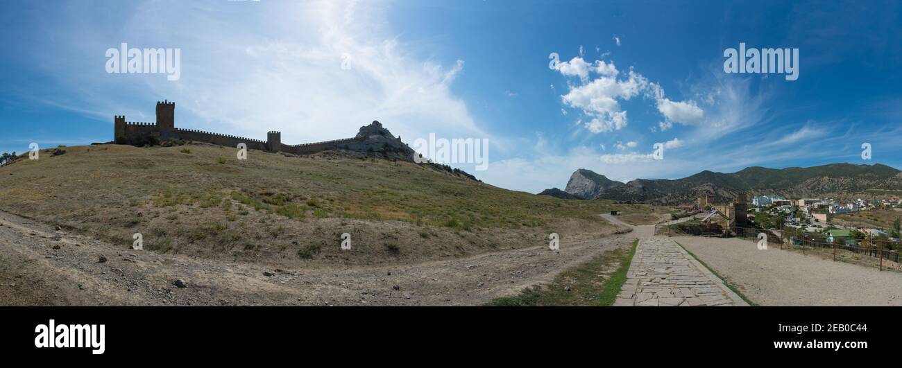 La forteresse génoise est une forteresse de la ville de Sudak, en Crimée, construite par les génoises comme un bastion pour leur colonie dans la région nord de la mer Noire Banque D'Images