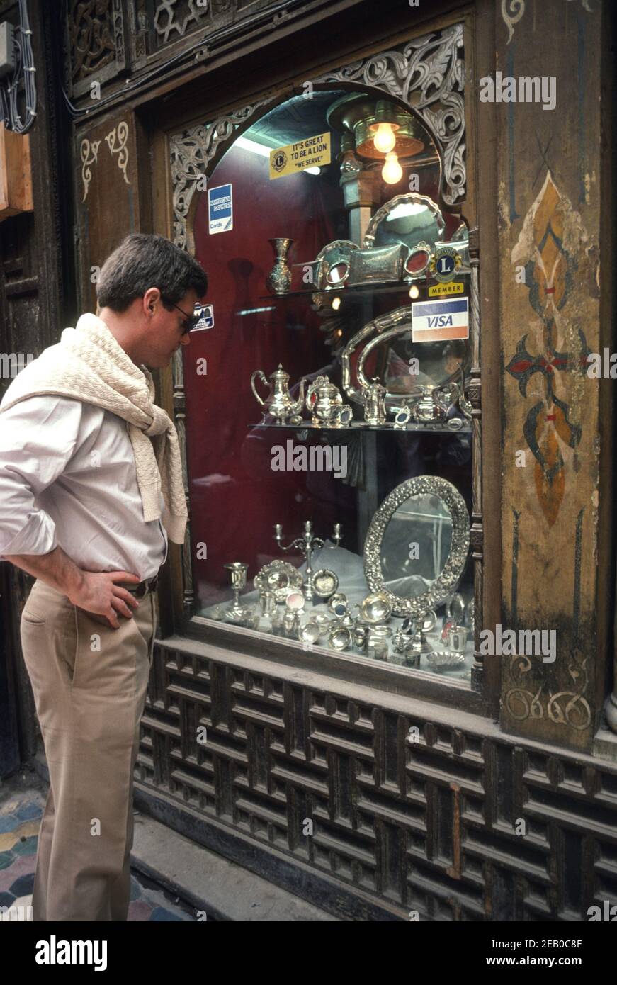 1983, Male Tourist Shopping à a Bazar au Caire Egypte Banque D'Images