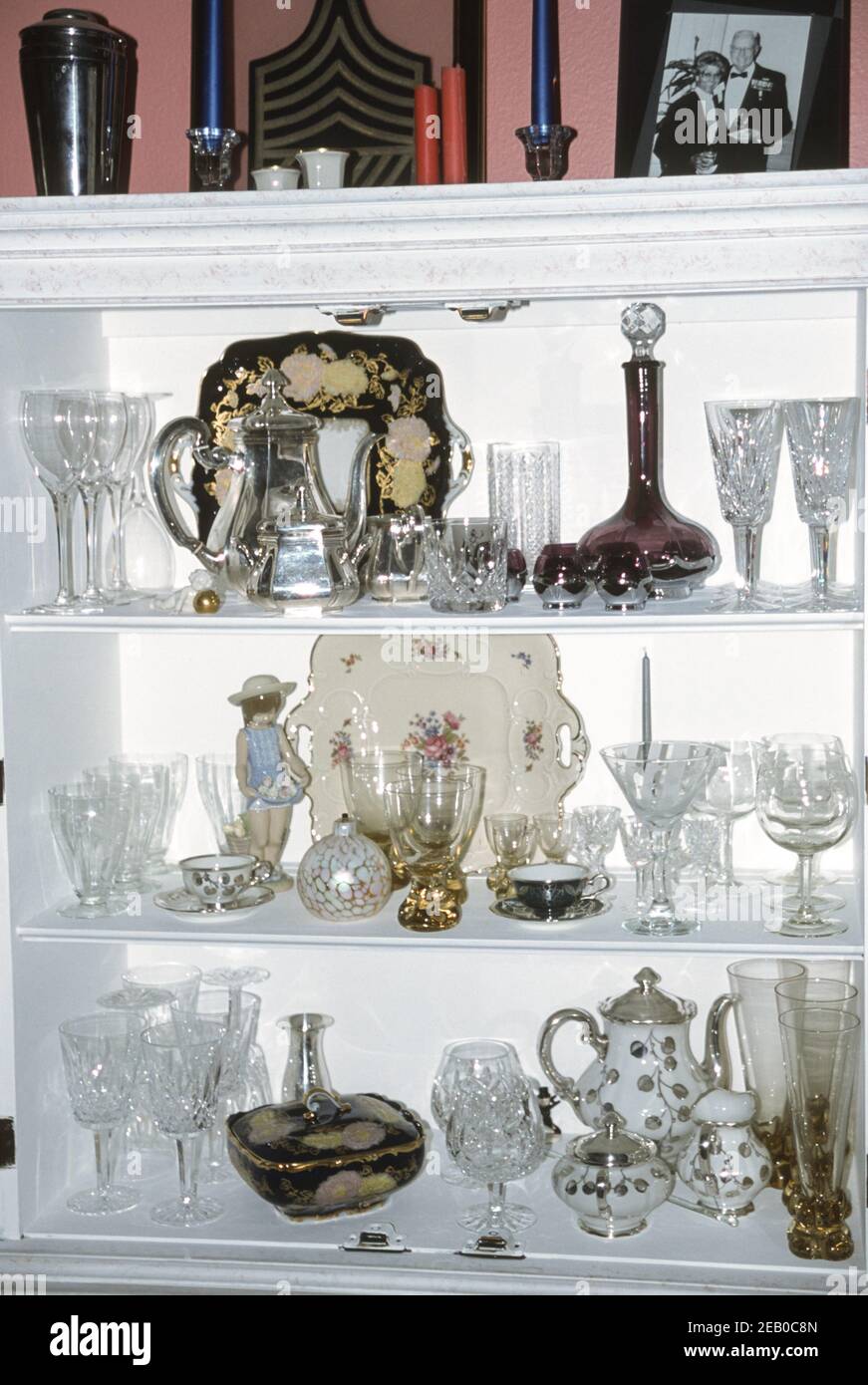 Armoire résidentielle remplie de verrerie en cristal et de porcelaine fine, États-Unis Banque D'Images