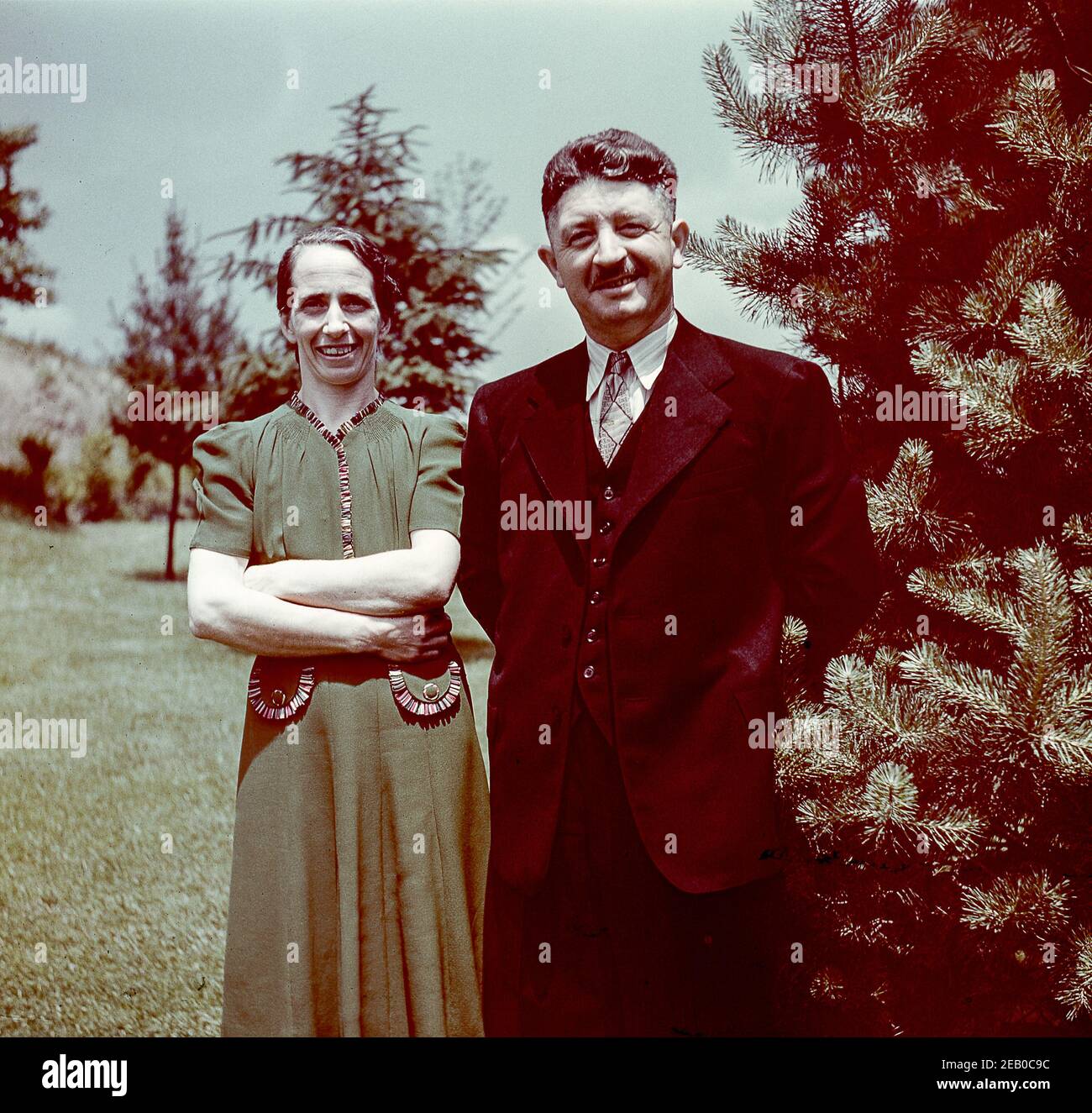 Un couple italien pose dans l'arrière-cour du voisin, dans les années 1950, aux États-Unis Banque D'Images