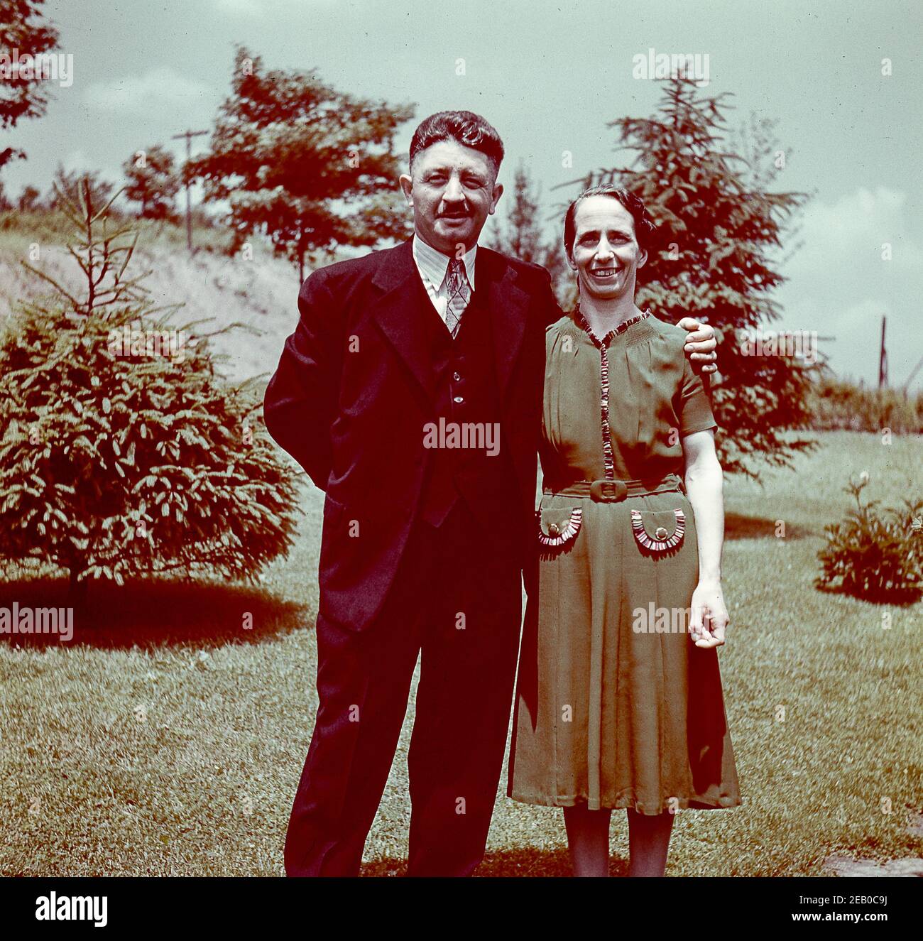 Un couple italien pose dans l'arrière-cour du voisin, dans les années 1950, aux États-Unis Banque D'Images