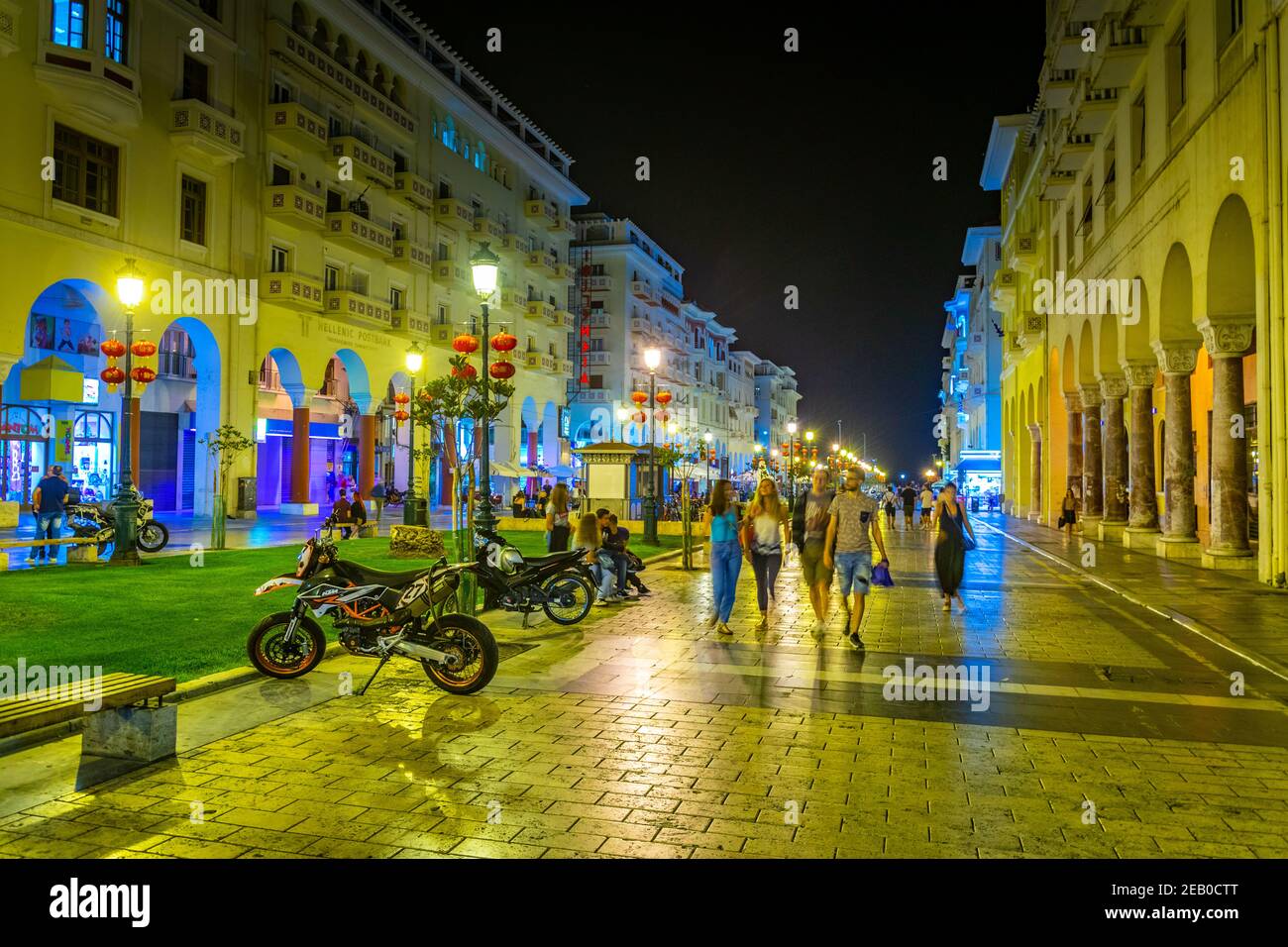THESSALONIQUE, GRÈCE, 8 SEPTEMBRE 2017 : vue nocturne des personnes marchant sur la place Aristotelous à Thessalonique, Grèce Banque D'Images