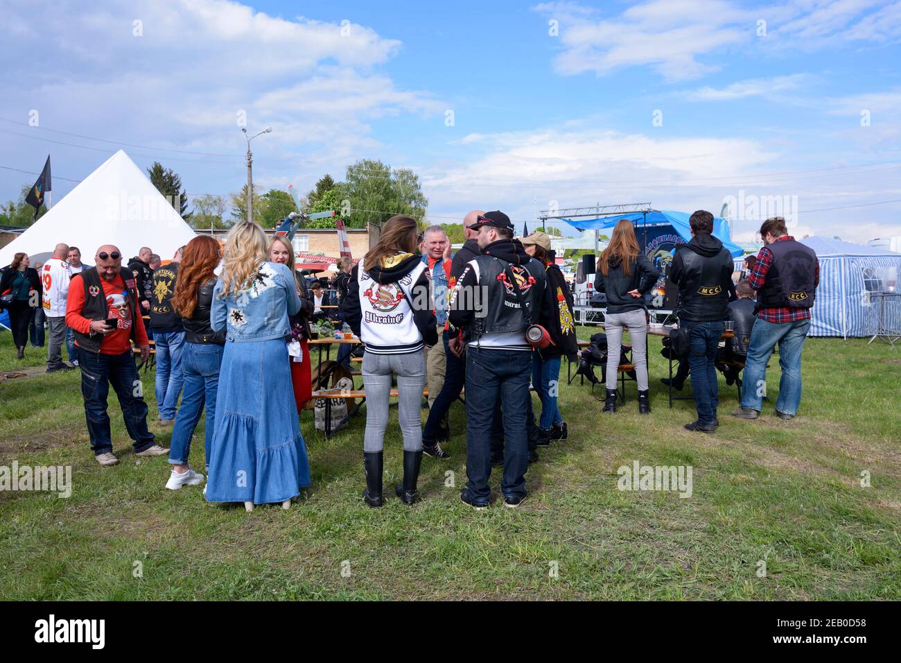 Groupe de motards hommes et femmes déjeuner pendant le rallye de motards. 2 septembre 2018. Kiev. Ukraine Banque D'Images