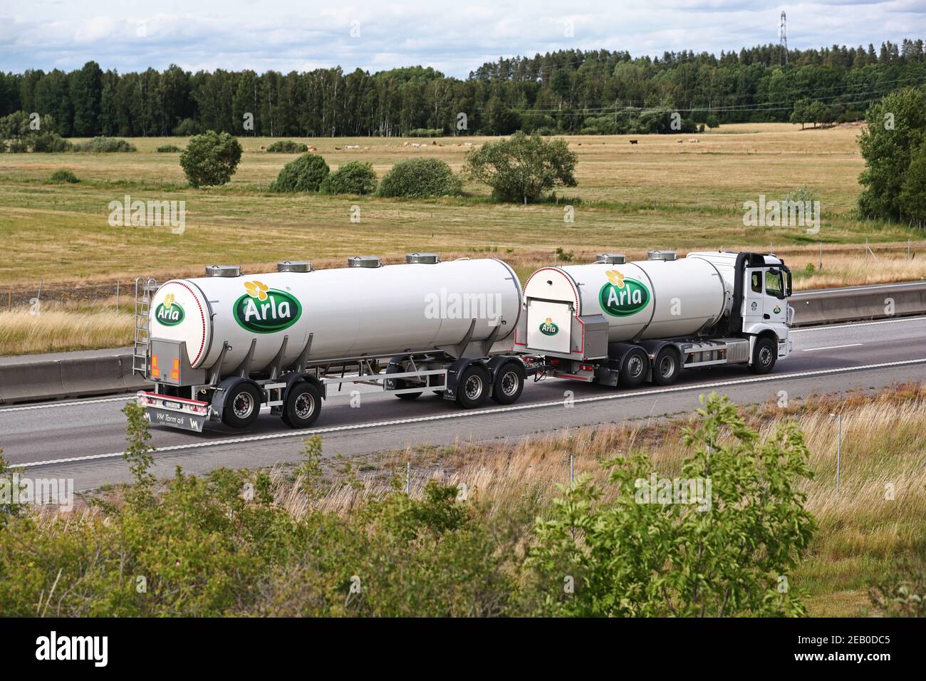 NORRKÖPING, SUÈDE- 3 JUILLET 2020: Camion (camion de lait) depuis Arla en circulation sur l'autoroute E4. Banque D'Images