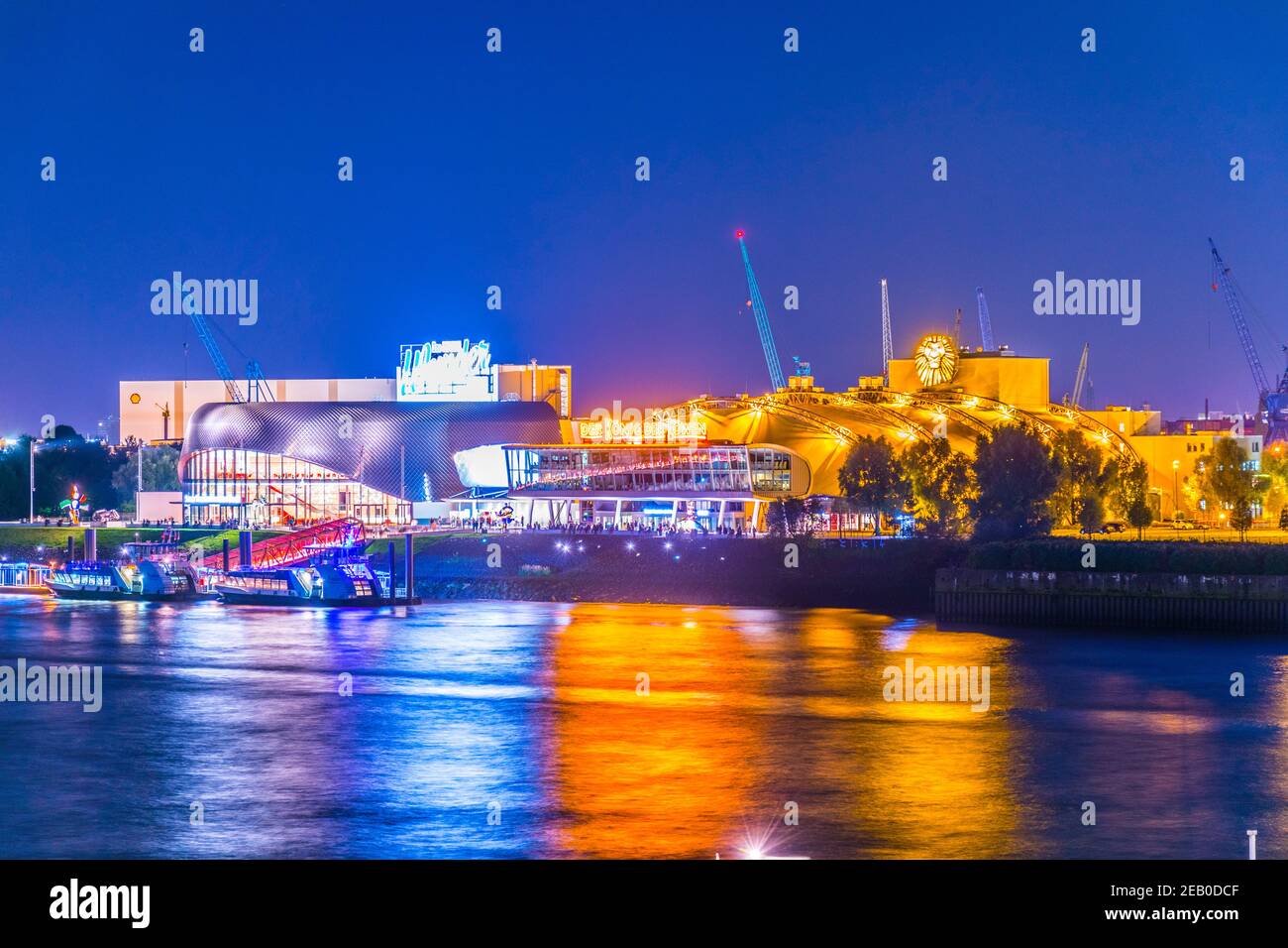 HAMBOURG, ALLEMAGNE, 29 AOÛT 2016 : vue de nuit du bâtiment musical du roi lion à Hambourg, Allemagne. Banque D'Images