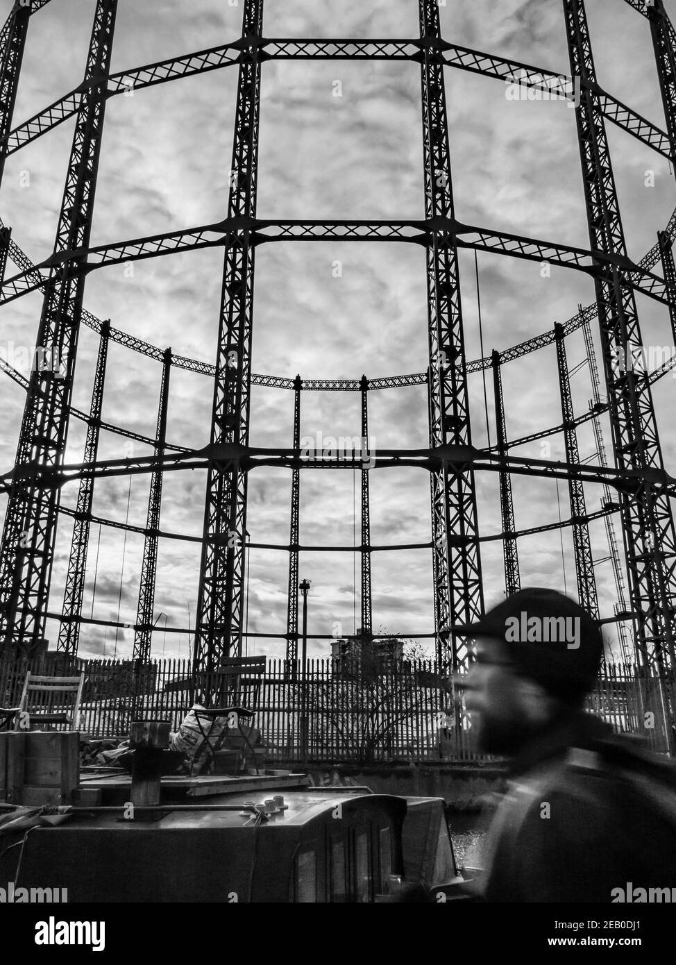 La tour à gaz s'enorne dans le ciel par le canal Regents à Bethnal Green, Londres Banque D'Images