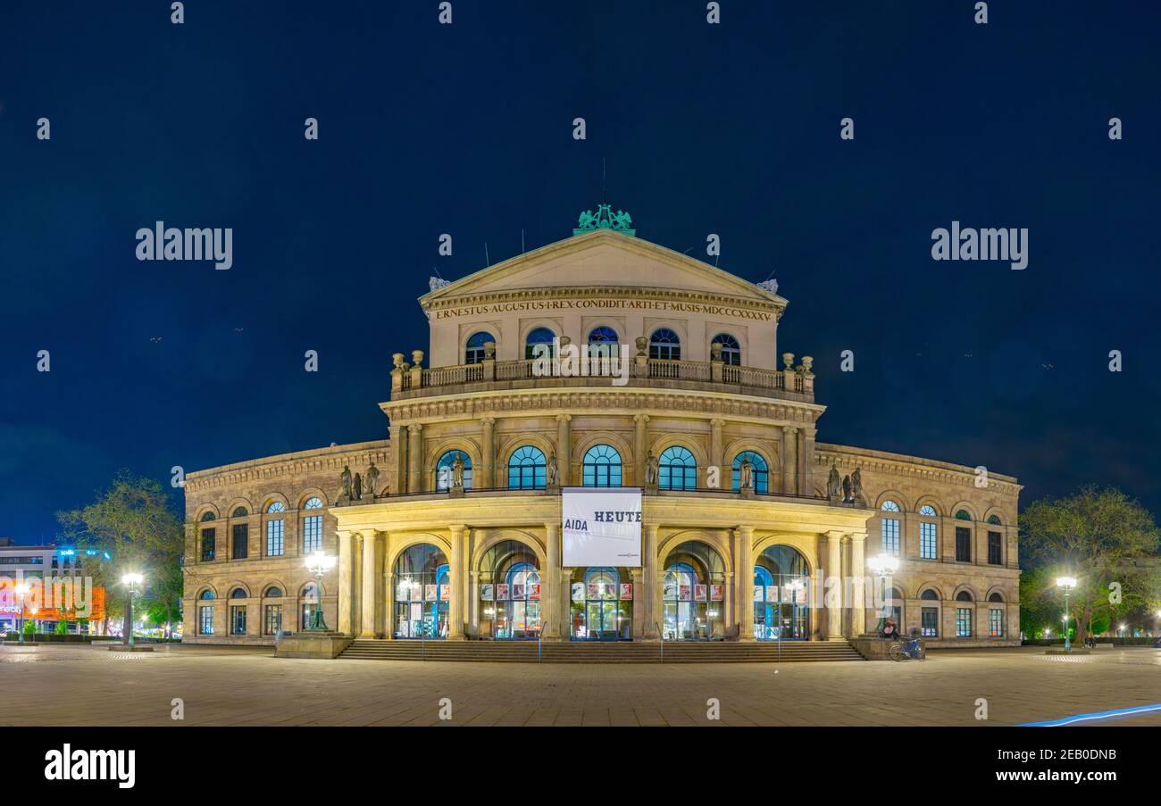 HANOVRE, ALLEMAGNE, le 28 AVRIL 2018 : les gens se promenent devant l'opéra national de Hanovre, en Allemagne Banque D'Images