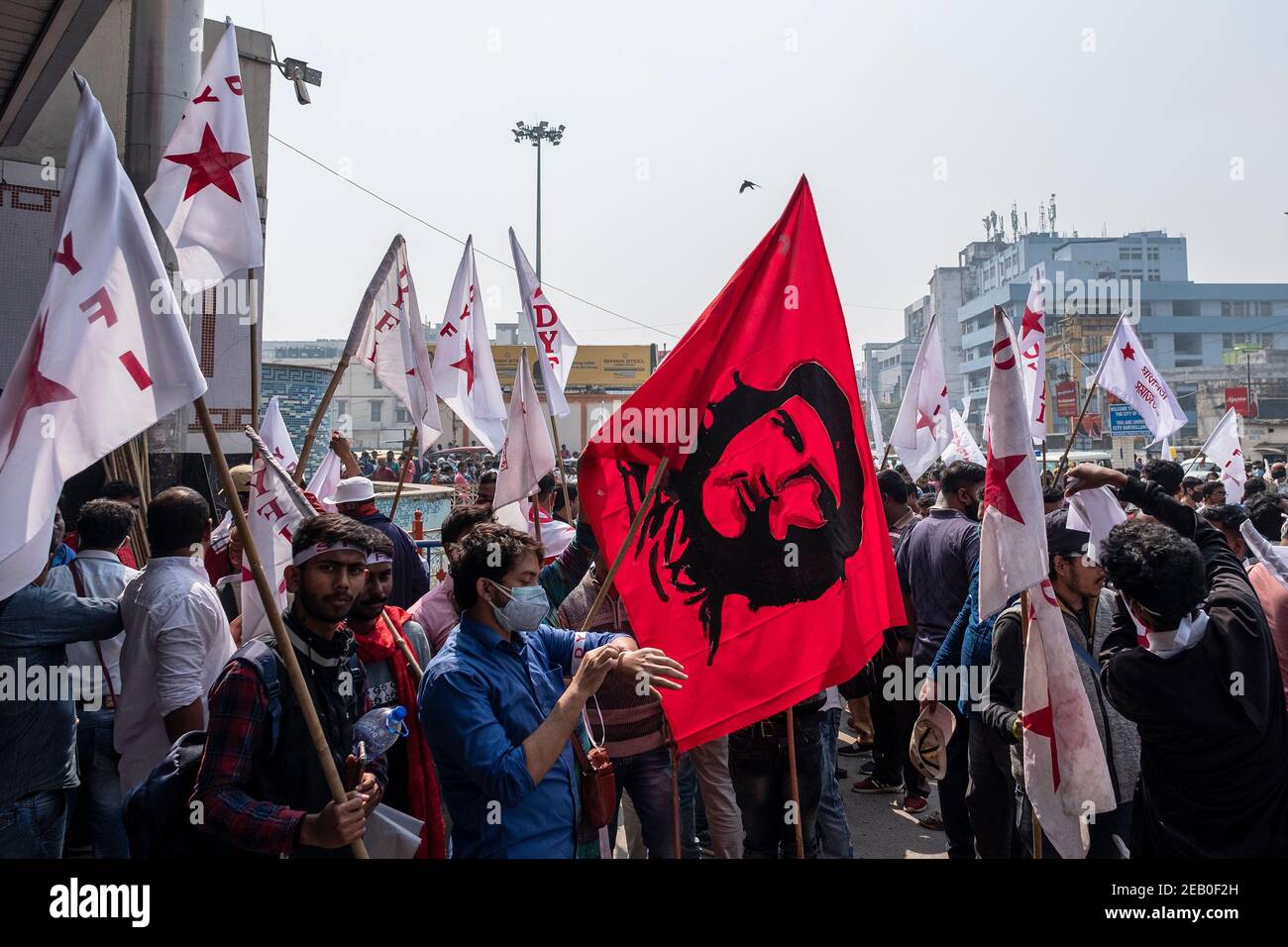 Les activistes ont des drapeaux pendant leur marche dans la rue pendant la manifestation.les étudiants et les ailes de jeunesse des partis de gauche ont participé à la «Nabanna Abhiyaan» annoncée en 10, qui a soutenu des organisations de jeunes et d'étudiants, dont la SFI (Fédération des étudiants de l'Inde) et LA DYFI (Fédération démocratique des jeunes de l'Inde). Le Comité d'Etat du Bengale occidental SFI-DYFI a continué à marcher sans autorisation de la police vers 'Nabanna' exigeant l'éducation pour tous, l'emploi pour les jeunes du Bengale, rejeter les politiques anti du Gouvernement TMC-BJP. La police a eu recours à des lathi-charge, tirant des gaz lacrymogènes et des canons à eau Banque D'Images