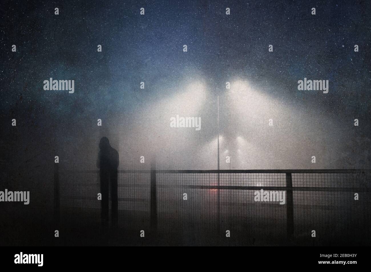 Un concept d'atmosphère et de mauvaise humeur d'un homme sur un pont au-dessus d'une route avec des étoiles dans le ciel nocturne. Avec un résumé, édition artistique. Banque D'Images