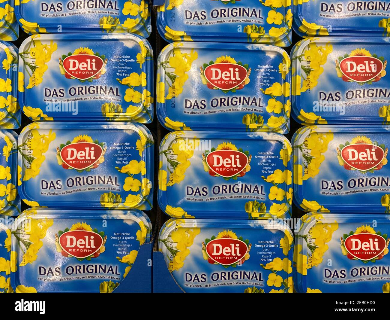 Viersen, Allemagne - février 9. 2021: Gros plan des boîtes sans gluten de la margarine de réforme de deli dans le rayon du supermarché allemand (accent sur les emballages au centre) Banque D'Images