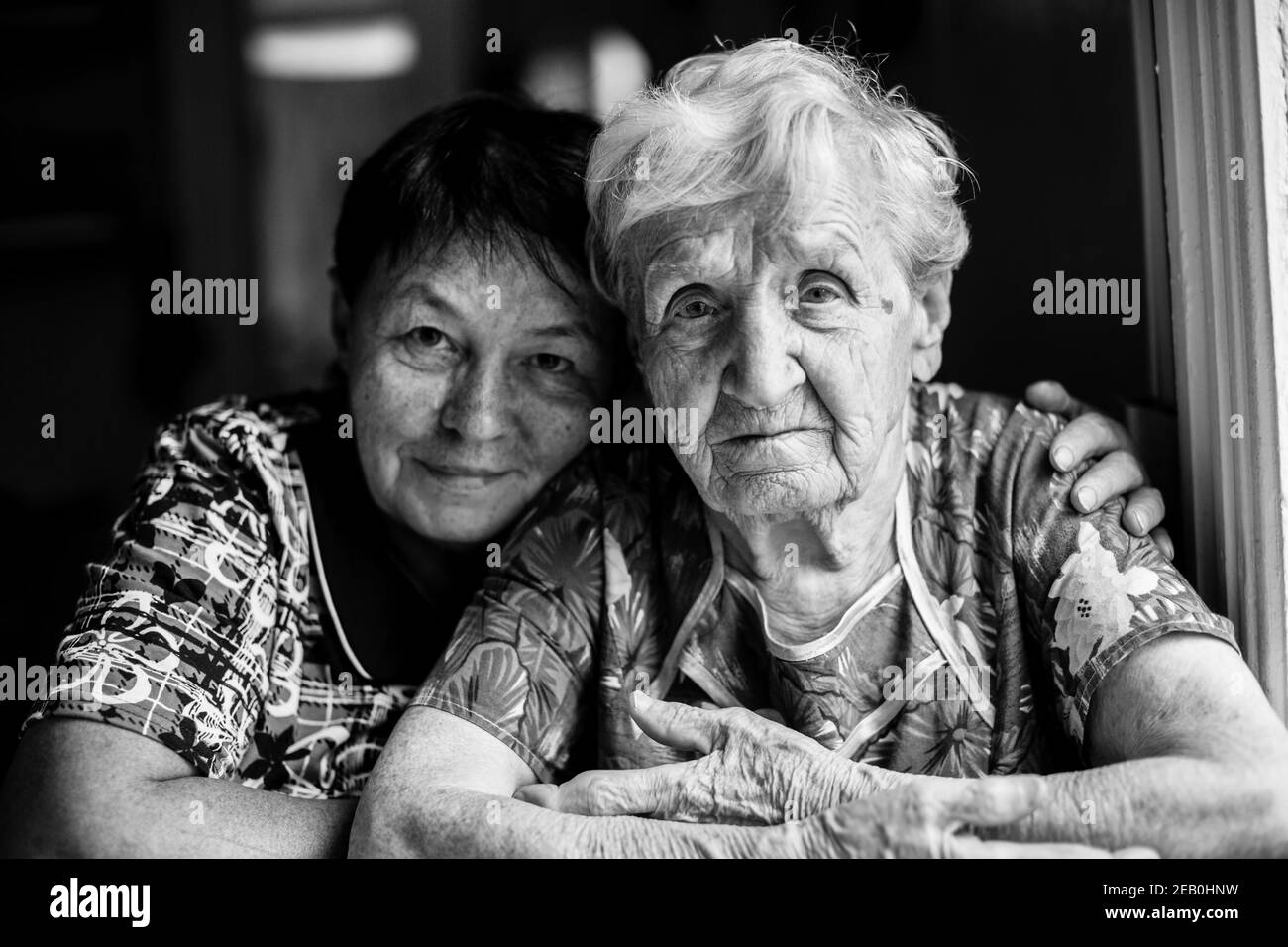 Portrait de la vieille femme avec sa fille adulte. Photo en noir et blanc. Banque D'Images