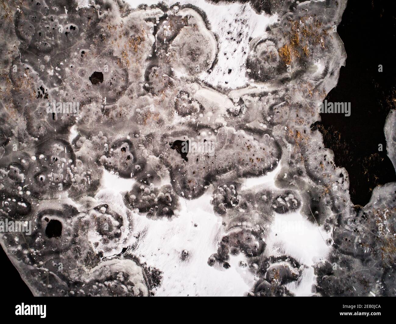 Vue aérienne abstraite des motifs de l'eau et de la glace Banque D'Images