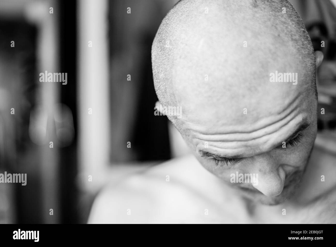 Homme rasé au salon de coiffure. Photo en noir et blanc. Banque D'Images