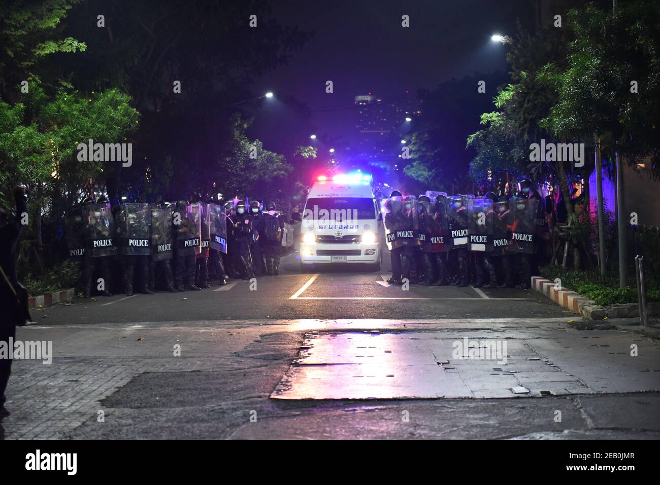 Bangkok, Thaïlande. 10 février 2021. La police du contrôle des foules dans une position prête si des groupes anti-gouvernementaux violent la loi, de causer la paix aujourd'hui, le 10 février 2021 à Banthat Thong Road près du poste de police de Pathumwan à Bangkok, en Thaïlande. (Photo de Teera Noisakran/Pacific Press/Sipa USA) crédit: SIPA USA/Alay Live News Banque D'Images