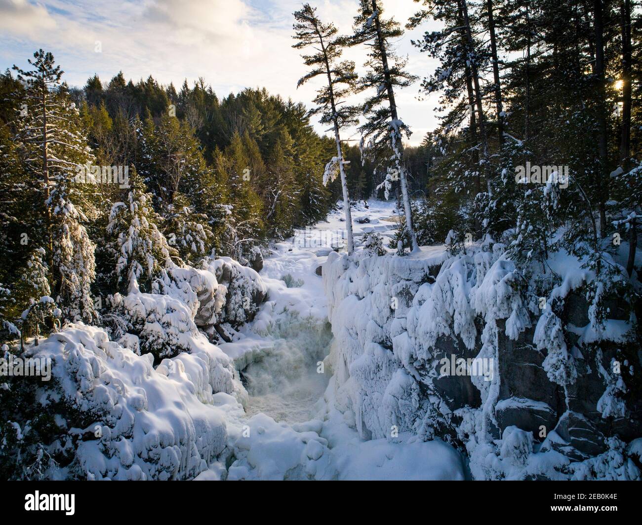 Vue aérienne sur la rivière des eaux qui s'écoulent en hiver Banque D'Images