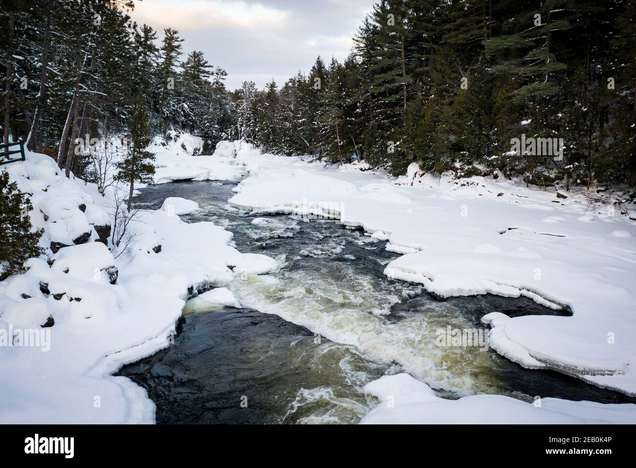 Une vue aérienne d'hiver sur une rivière et ses eaux fluides Banque D'Images