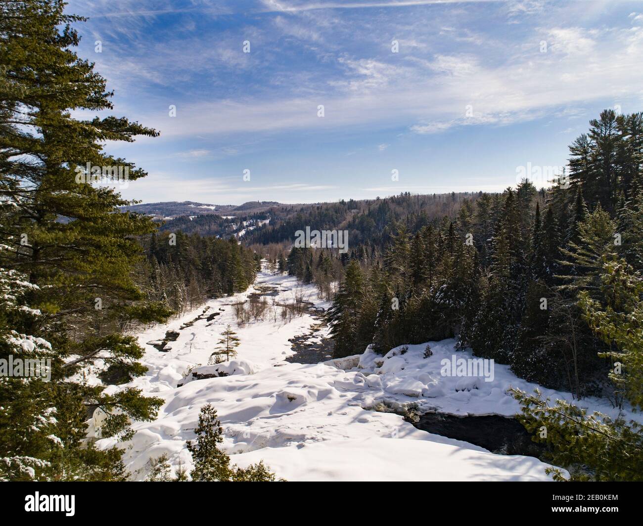 Une vue aérienne d'hiver sur une rivière et ses eaux fluides Banque D'Images