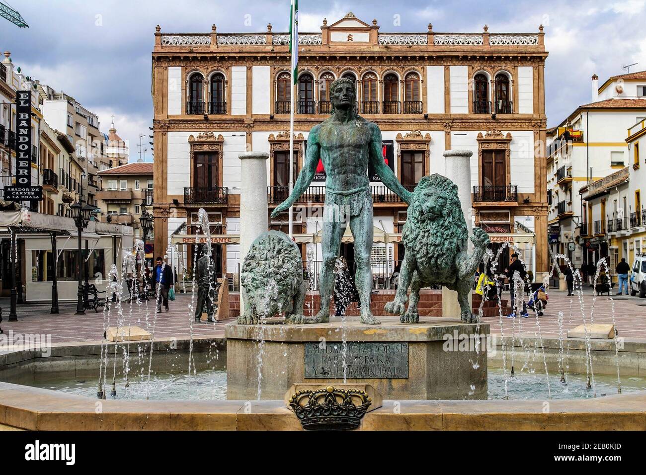 Ronda, Espagne. La statue d'Hercule, avec deux lions, dans la ville espagnole de Ronda, près de Malaga, Banque D'Images