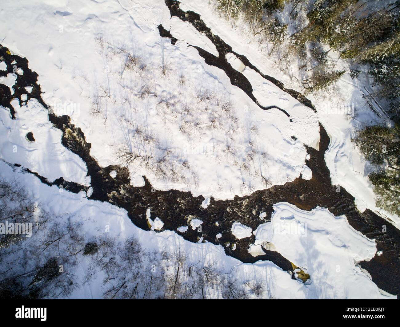 Une vue aérienne d'hiver sur une rivière et ses eaux fluides Banque D'Images