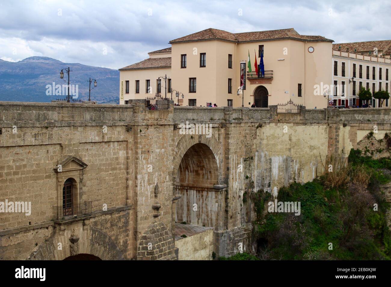 Ronda, Espagne.le pont Puente Nuevo qui s'étend sur le gouffre profond de 120 mètres qui porte le fleuve Guadalevín et divise la ville de Ronda, i Banque D'Images