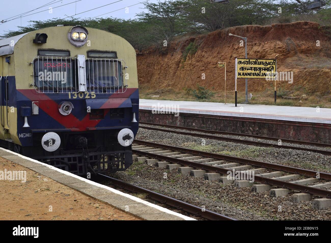 La vue avant de la locomotive de train de voyageurs est arrivée à la plate-forme de la gare de Kanyakumari. Symbole de la ville en arrière-plan. Kanyakumari, Tamil Nadu, Inde Banque D'Images