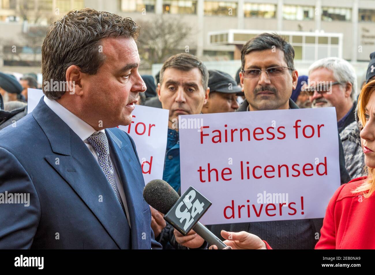 Conseiller Giorgio Mammoliti (costume) S'adresse aux médias après avoir parlé aux manifestants pendant le Toronto les chauffeurs de taxi protestent contre l'opérat Banque D'Images