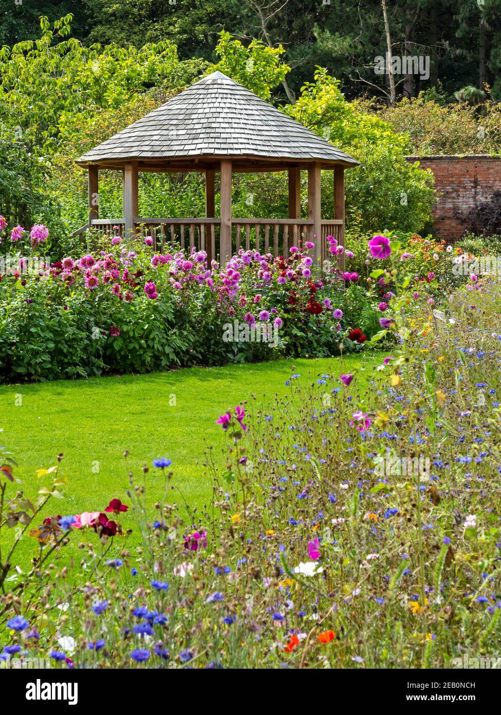 Maison d'été dans le vieux jardin anglais une traditionnelle murée jardin à la fin de l'été au château d'Elvastaston près de Derby Angleterre ROYAUME-UNI Banque D'Images