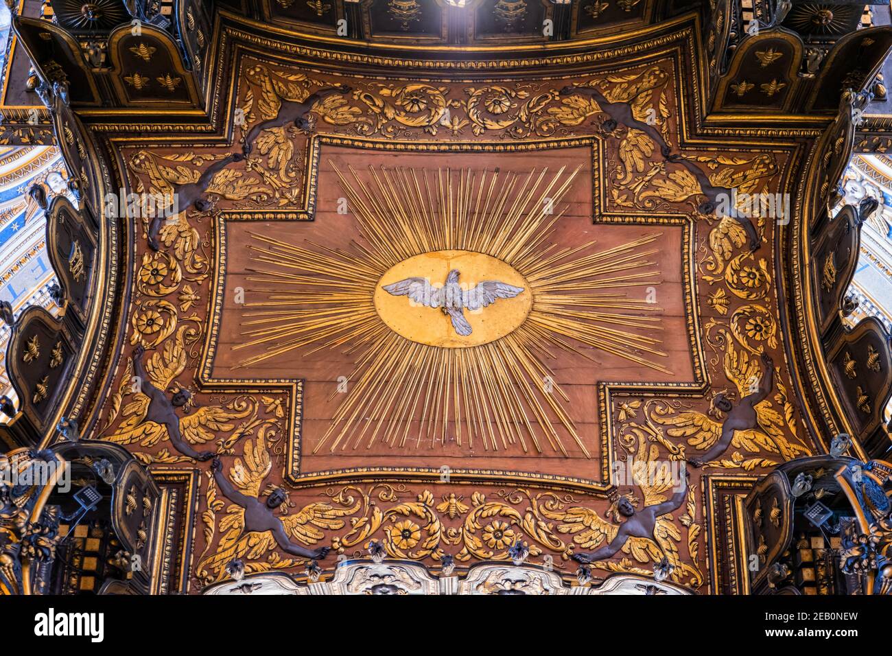 Colombe de l'Esprit Saint au plafond du Baldacchino par Bernini à la basilique Saint-Pierre, Vatican, Rome, Italie Banque D'Images