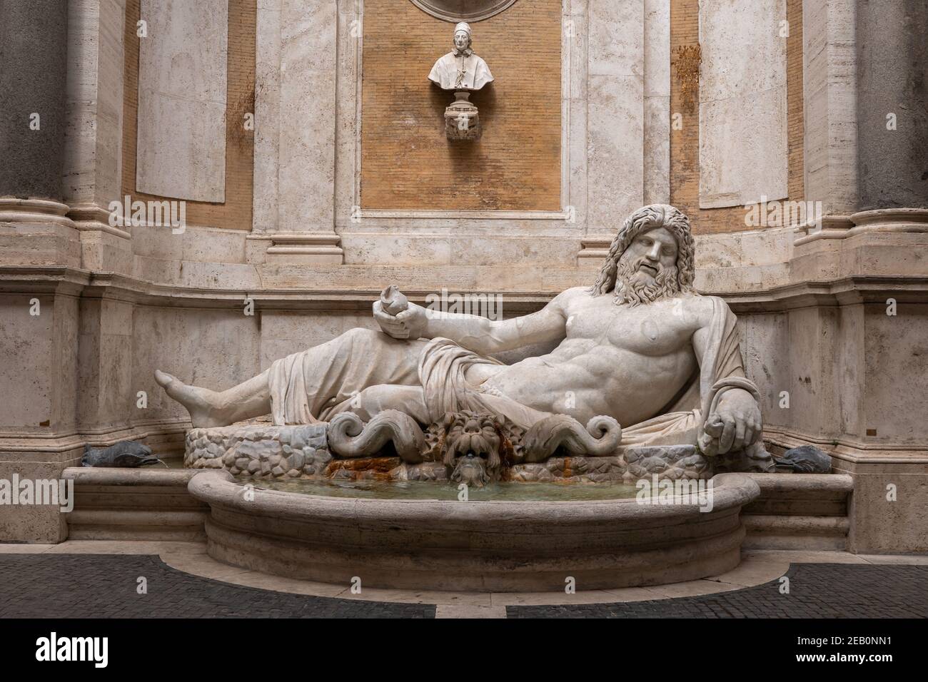 Statue et fontaine Marforio au Palazzo Nuovo, Musées Capitoline, Rome, Italie, sculpture romaine du 1er siècle en marbre de la rivière inclinable dieu ou l'océan Banque D'Images