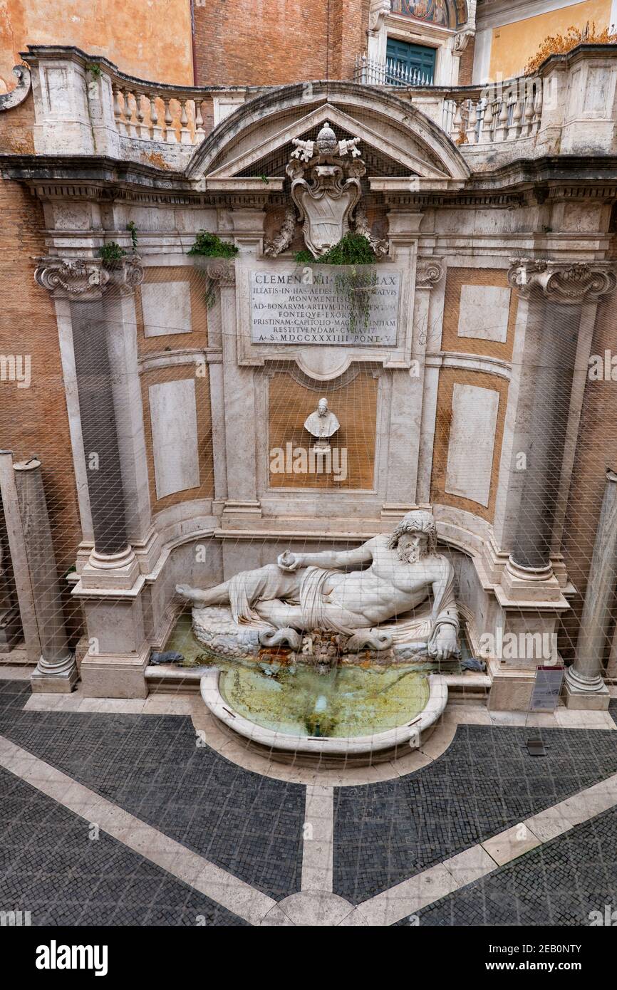 Cour avec statue de Marforio et fontaine dans le Palazzo Nuovo, Musées Capitoline, Rome, Italie Banque D'Images