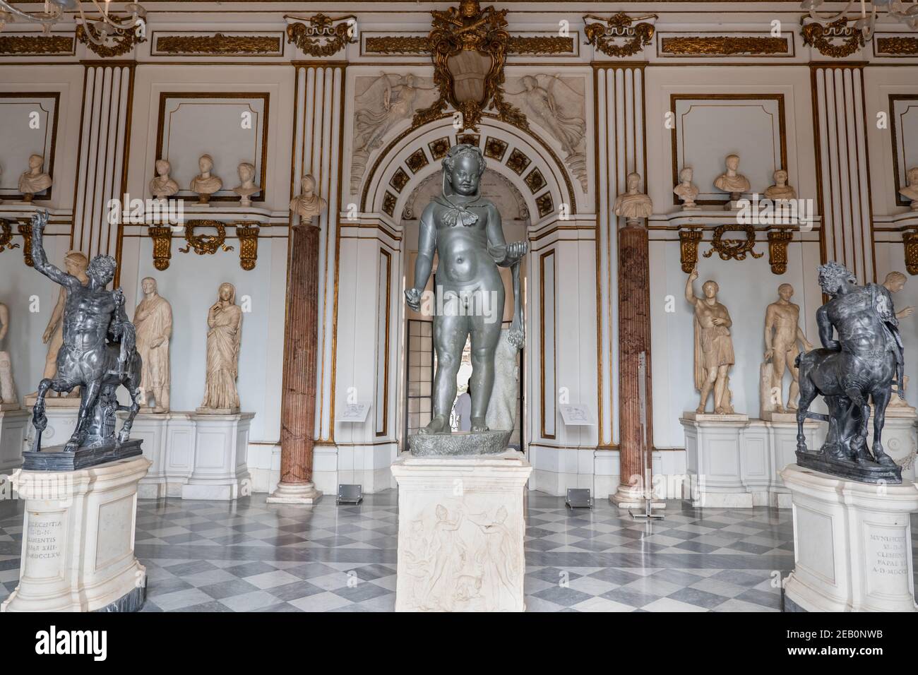 Musée Capitoline (Musei Capitolini) intérieur, statues et sculptures dans la Grande salle du Palazzo Nuovo, Rome, Italie Banque D'Images