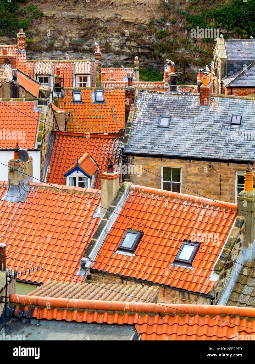 Vue sur les maisons traditionnelles avec toits de tuiles rouges à Staithes Un village de bord de mer dans le North Yorkshire, au nord-est Côte d'Angleterre Royaume-Uni Banque D'Images