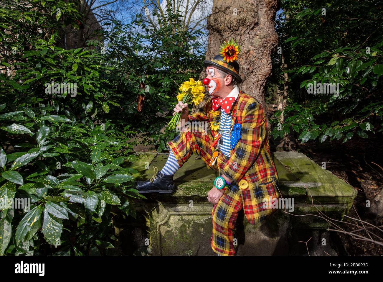 Mattie le clown de Clowns international se préparant à célébrer le 75e anniversaire du service de Grimaldi Clown dimanche 7 février 2021, Londres, Royaume-Uni. Banque D'Images