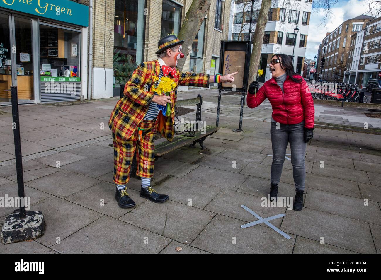 Mattie le clown de Clowns international se préparant à célébrer le 75e anniversaire du service de Grimaldi Clown dimanche 7 février 2021, Londres, Royaume-Uni. Banque D'Images