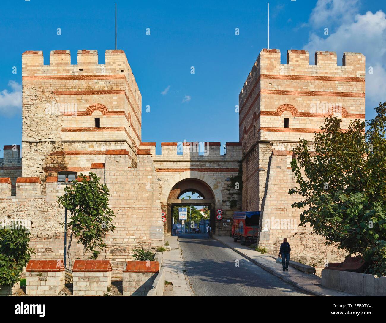 Istanbul, Turquie. La porte de Belgrade dans les murs Théodosiens qui ont été construits à l'origine au 5ème siècle pendant le règne de Théodosius II Banque D'Images
