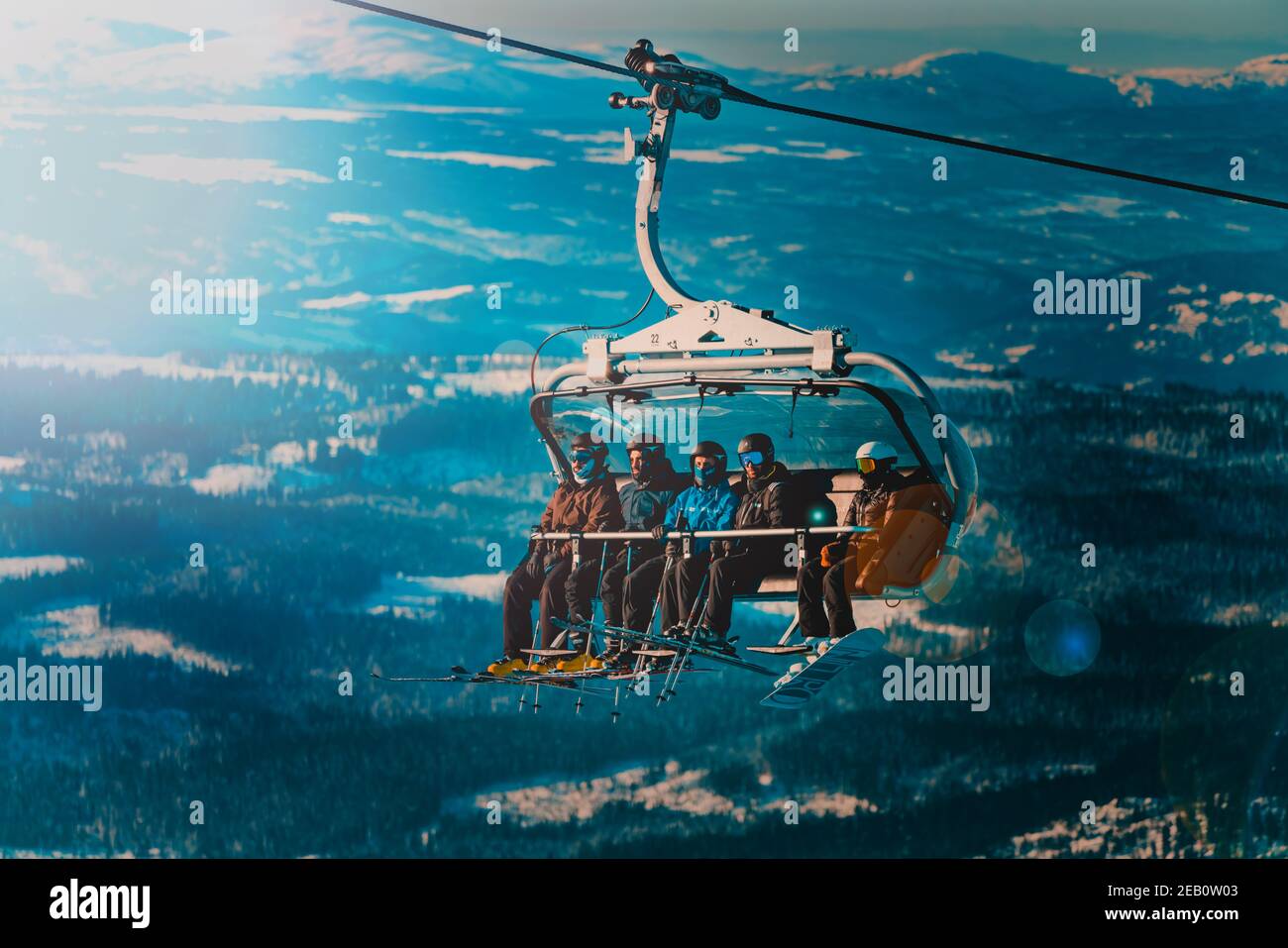 Groupe de skieurs qui font monter une remontée mécanique jusqu'au sommet d'une montagne dans une station de ski. Banque D'Images