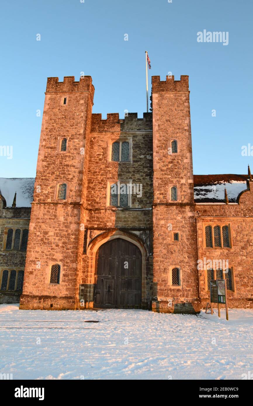 Historique Knole House, un monument Tudor à Sevenoaks, dans le Kent, en février 2021, lors d'une « bête de l'est » lors d'une journée bien remplie de neige. Soleil sur la façade Banque D'Images