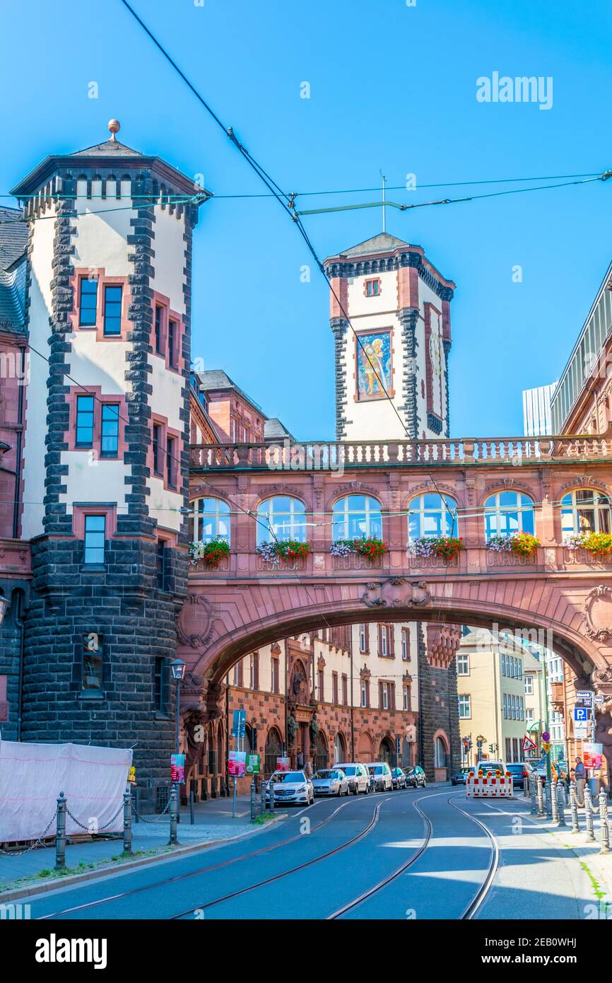 FRANCFORT, ALLEMAGNE, 18 AOÛT 2018 : Bethmannstrasse passant par le bâtiment de la municipalité locale de Francfort, Allemagne Banque D'Images