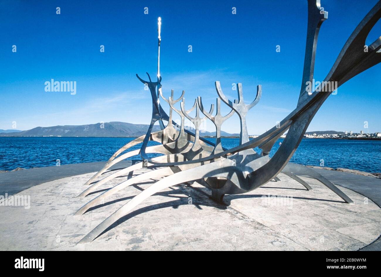 1996 Islande Reykjavik - Sculpture d'un navire viking, Sun Voyager ou Sólfar, Reykjavik, Islande, Europe. Sun Voyager est une immense sculpture en acier inoxydable de 1990 d'un bateau par Jón Gunnar Árnason, situé sur le granit Sæbraut par la mer dans le centre de Reykjavík, Islande, Europe Banque D'Images