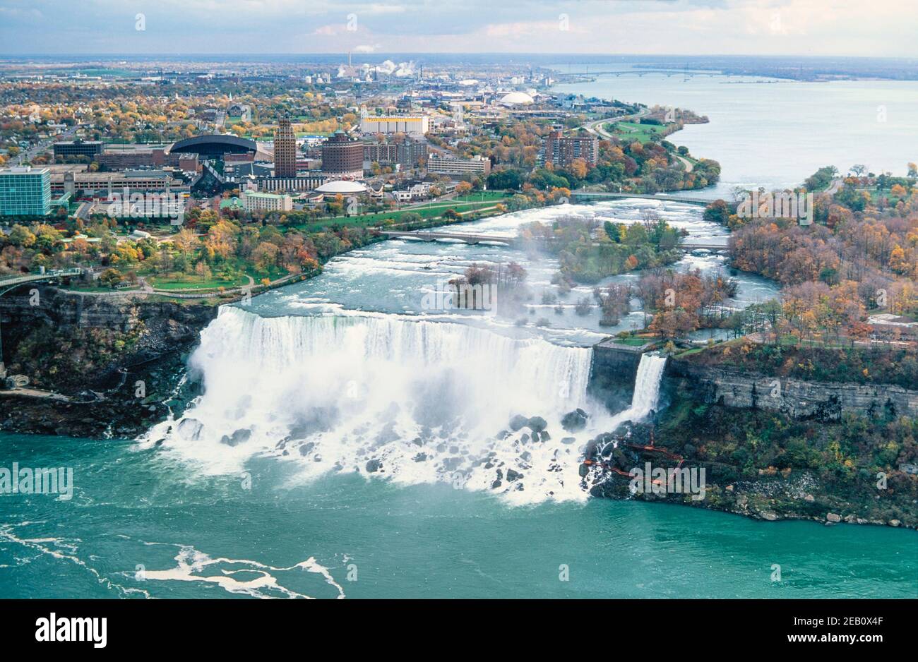 1995 Canada Niagara Falls est une ville de l'Ontario, au Canada. Il se trouve sur la rive ouest de la rivière Niagara, dans la région du Golden Horseshoe, dans le sud de l'Ontario. Les chutes américaines sont la deuxième plus grande des trois chutes d'eau que l'on appelle ensemble chutes Niagara sur la rivière Niagara, le long de la frontière canado-américaine. Les chutes Bridal Veil sont séparées des chutes Horseshoe par Goat Island et des chutes américaines par Luna Island. Les chutes sont vues depuis la terrasse d'observation de la tour Skylon, du côté canadien de la rivière Niagara Niagara Niagara Falls Ontario Canada Banque D'Images