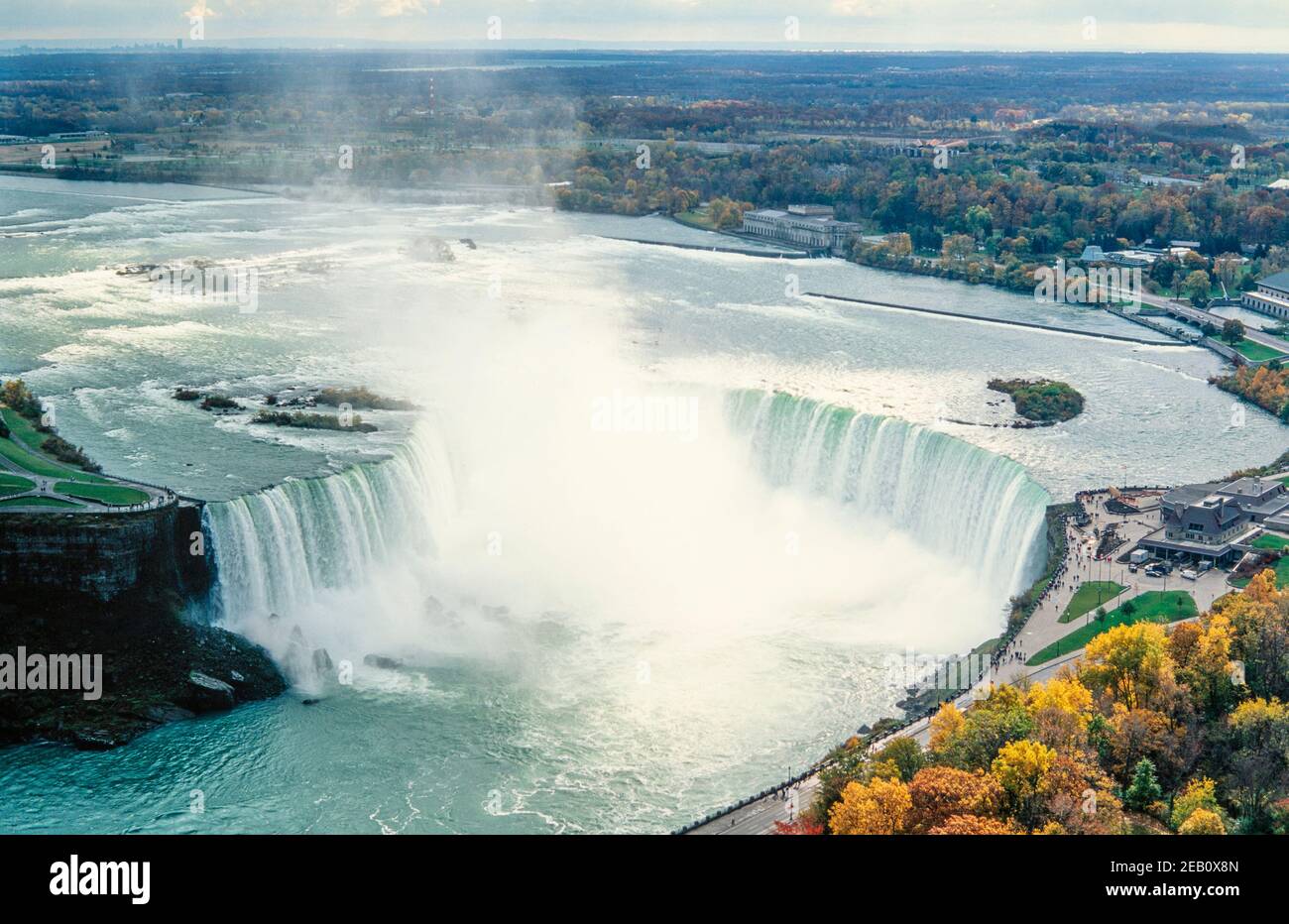 1995 Canada Niagara Falls est une ville de l'Ontario, au Canada. Elle se trouve sur la rive ouest de la rivière Niagara, dans la région du Golden Horseshoe, dans le sud de l'Ontario, et la rivière Niagara traverse les chutes Niagara à cet endroit. Les chutes canadiennes, également connues sous le nom de chutes canadiennes, sont à cheval sur la frontière internationale du Canada et des États-Unis. Vue aérienne des chutes du Niagara ou de la chute en fer à cheval depuis la tour Skylon, une tour d'observation qui surplombe les chutes en fer à cheval et une plate-forme d'observation touristique Niagara Falls, Ontario, Canada Banque D'Images