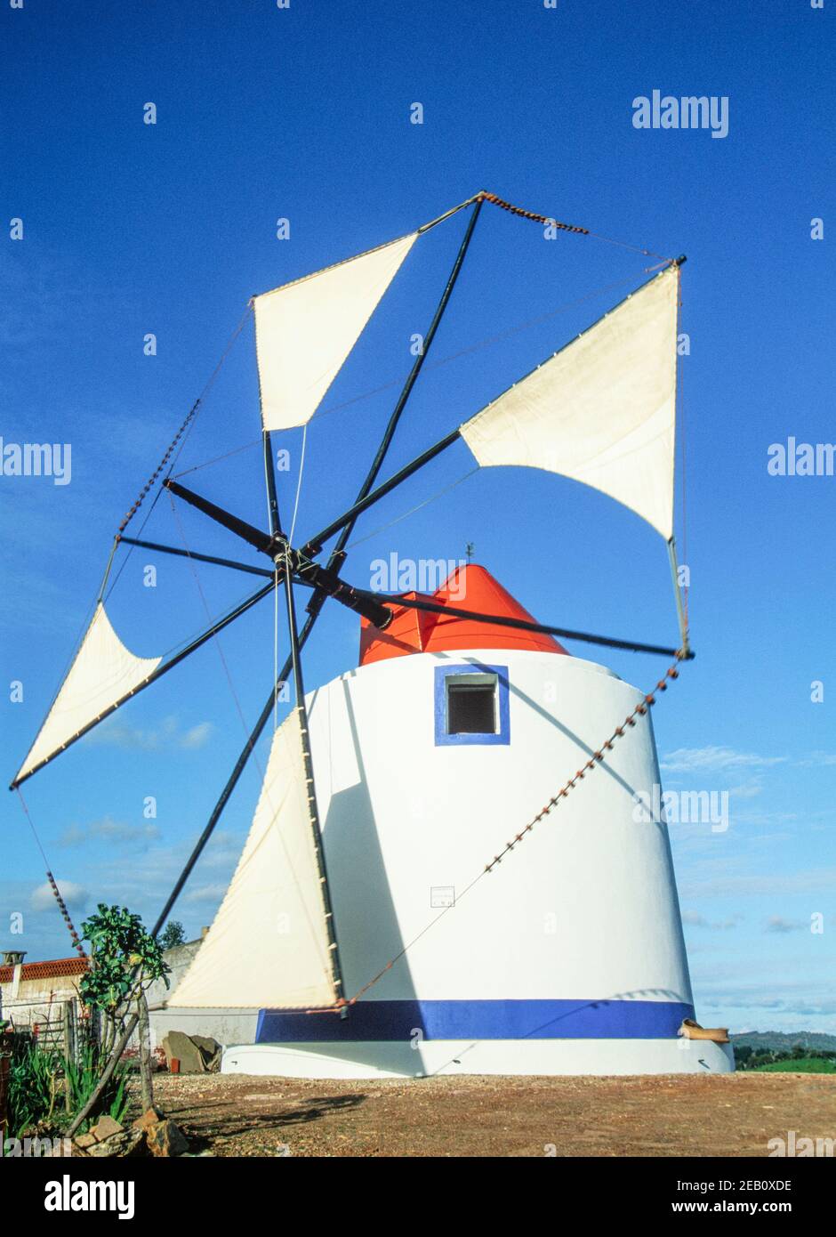 1992 Portugal - Odemira - moulin à vent portugais traditionnel restauré avec murs blancs, base bleue, sommet rouge et voiles blanches Odemira Alentejo Portugal eu Europe Banque D'Images